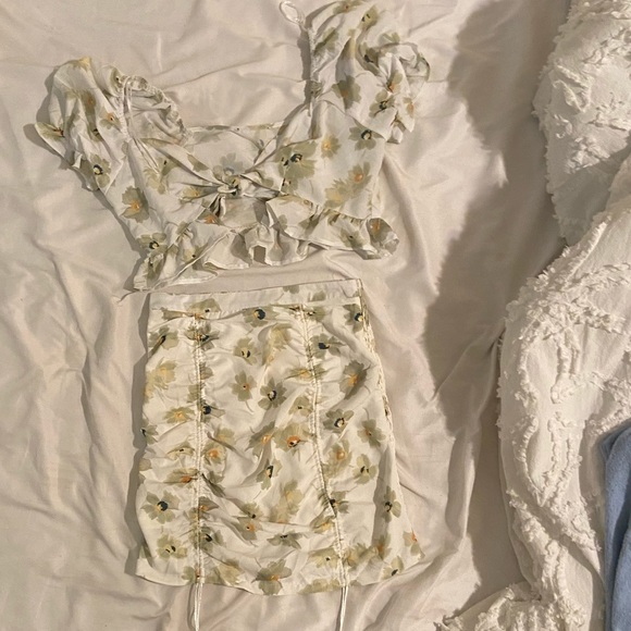 Two piece set - Picture 3 of 3